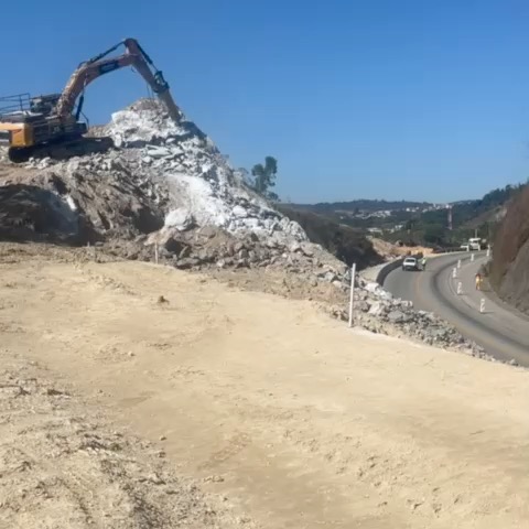 Desmonte de rocha com rompedor em São Paulo